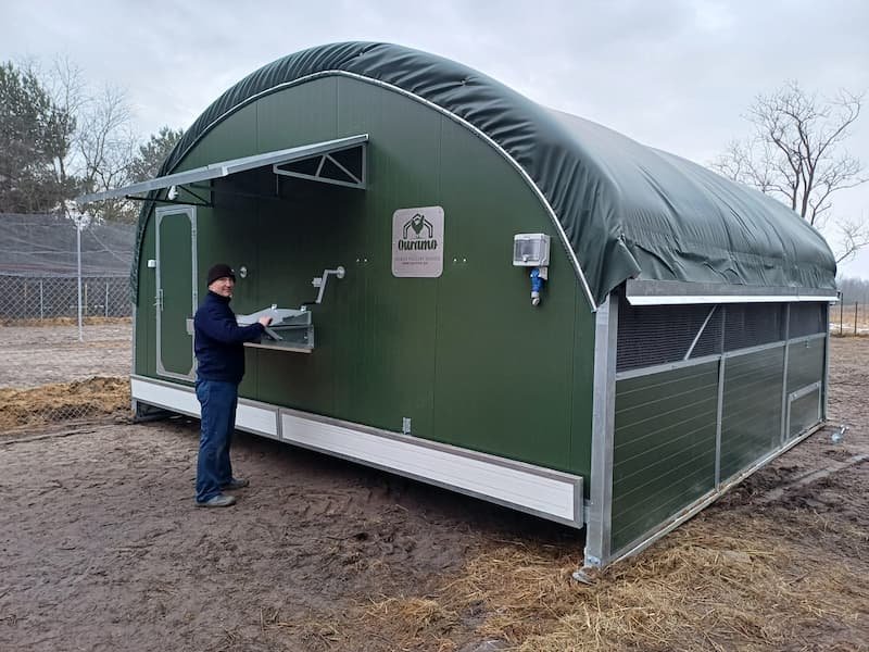 Quramo Q6 mobilios vištidės išorė žalioje pievoje – talpa iki 860 vištų, ekologiški kiaušiniai