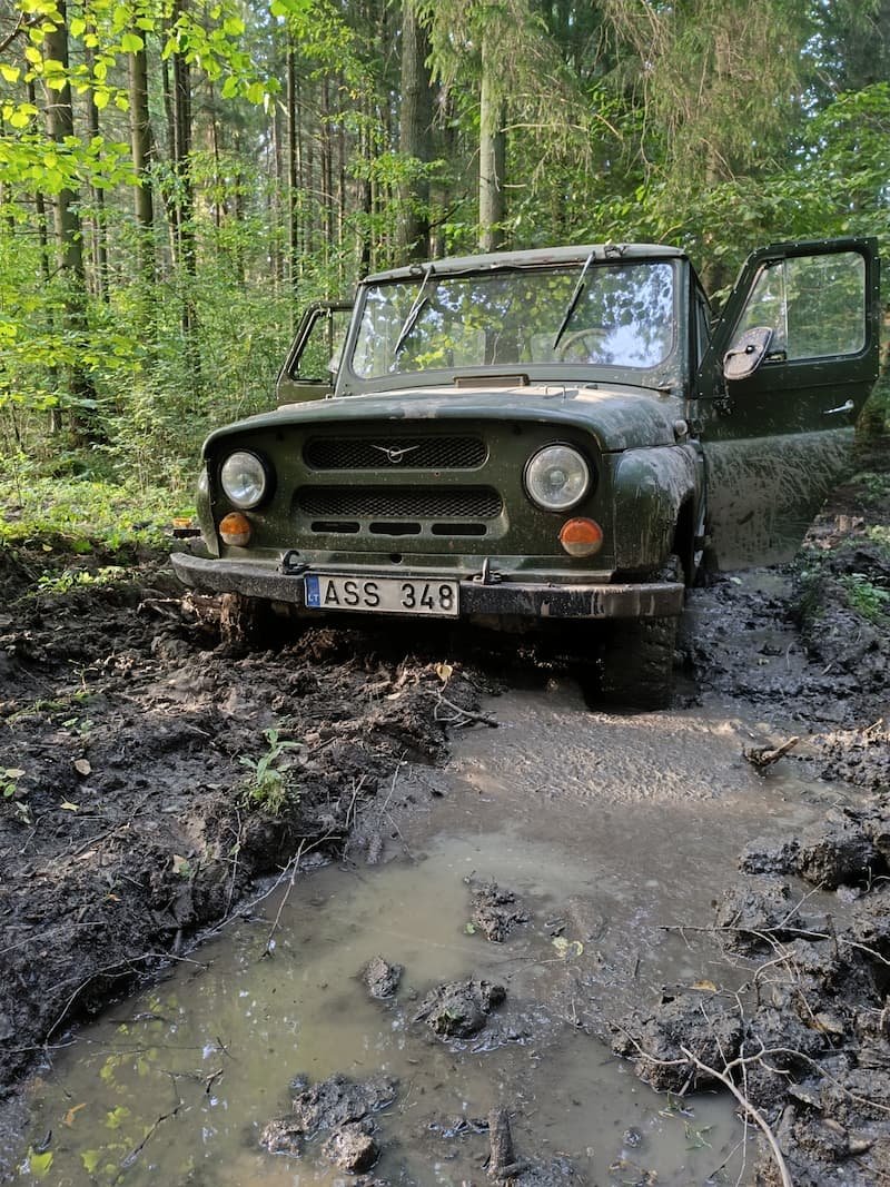 Ekstremalios pramogos visureigiais bekelėje Kauno rajone – nuotykių nuoma iš MB Vakruška